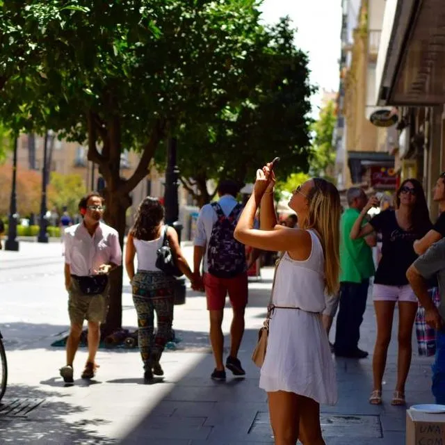 Une rue commerçante animée, des passants flânent